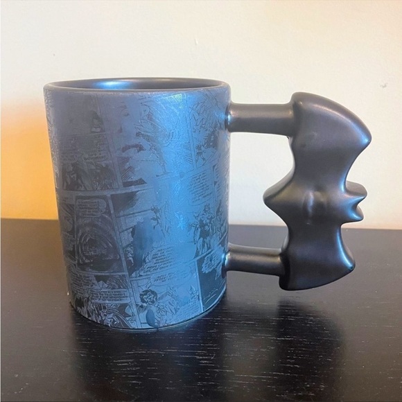 DC Comics Other - DC COMICS THE BATMAN SUBTLE COMIC PATTERN BATARANG HANDLE CERAMIC
MUG